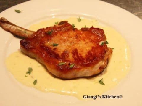Pork Chops with Garlic Cream